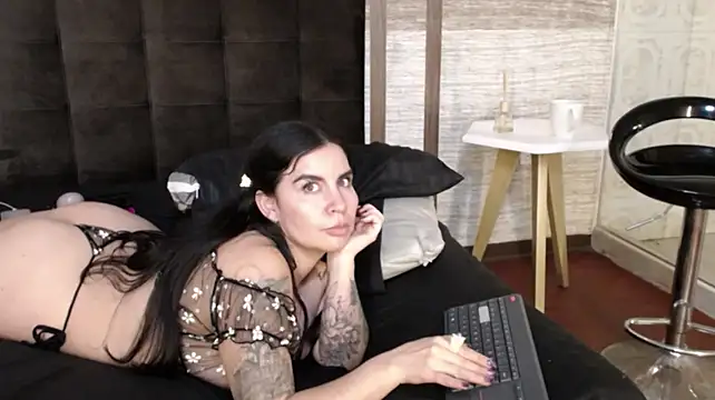 Hannah_Cross webcam
