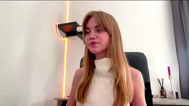 SunnyStrike live cam on StripChat