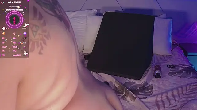 emmajohnss live cam on StripChat