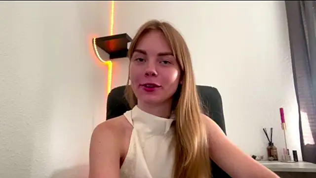 SunnyStrike live cam on StripChat