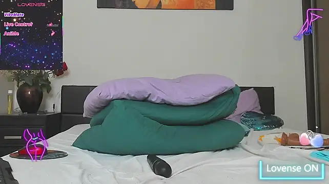 GoldenLunaa webcam