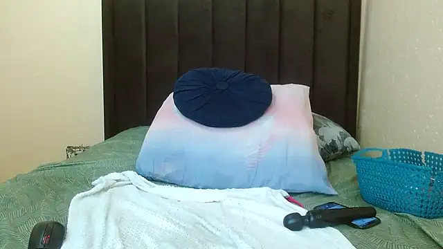 NaughtyLuux12 webcam