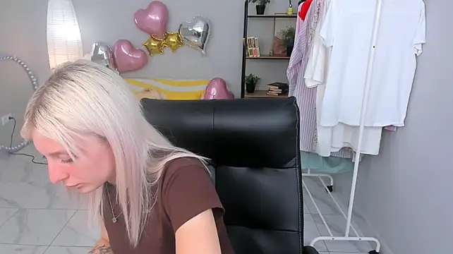 HarleeMcIntosh live cam on StripChat