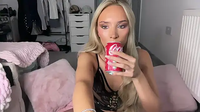 Naughtyblondex webcam