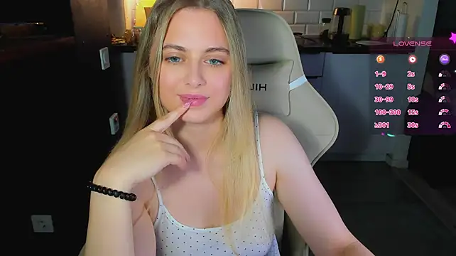 blonde_kellyy live cam on StripChat