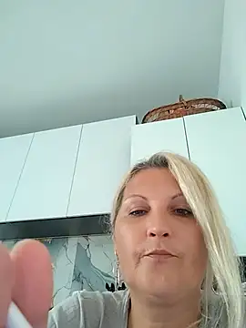 Divineblond webcam