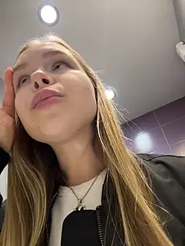 liza_risky (F young) - Shake boobs + booty near urinal