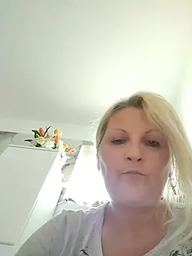 Divineblond webcam