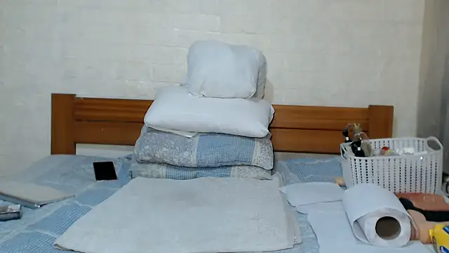 awild_kitten live cam on StripChat