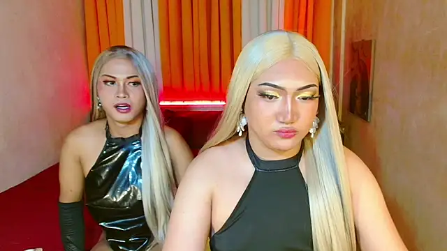 Phenomenal_Shemale live cam on StripChat