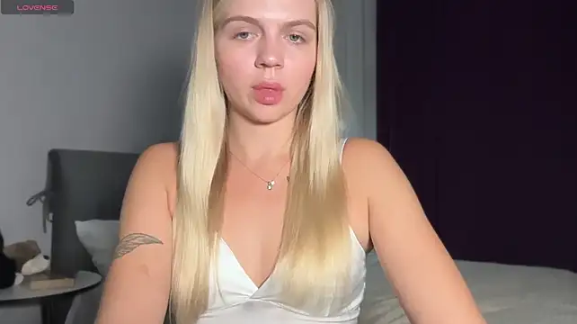 AlexaDeviliciouss webcam