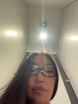 trytomakememoam live webcam