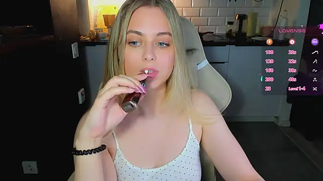 blonde_kellyy снимок онлайн-комнаты на Stripchat