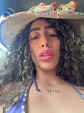 roxyrougee (F young) - Risky tits on air in the beach😈🤤