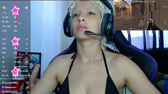 blondegamerr live cam on StripChat