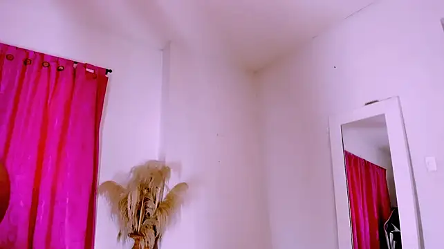 carolinemiller7 live cam on StripChat