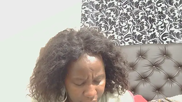 sluttylaura21 webcam