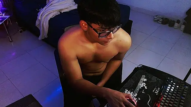Mr_yisuzz webcam