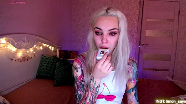LillyMoure_ webcam