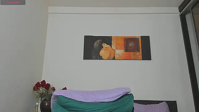 GoldenLunaa live cam on StripChat