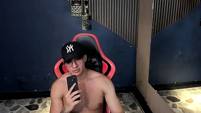 Axxel_Muscle webcam