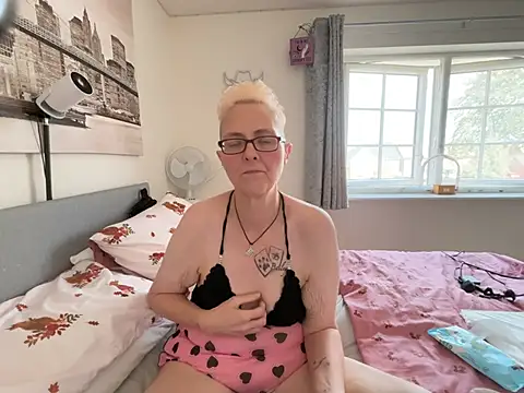 Curvy-Jinx webcam