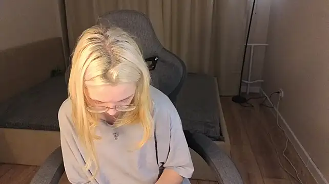mollyy_snow live cam on StripChat