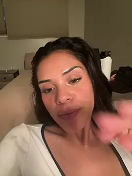 Camilachange live cam on StripChat