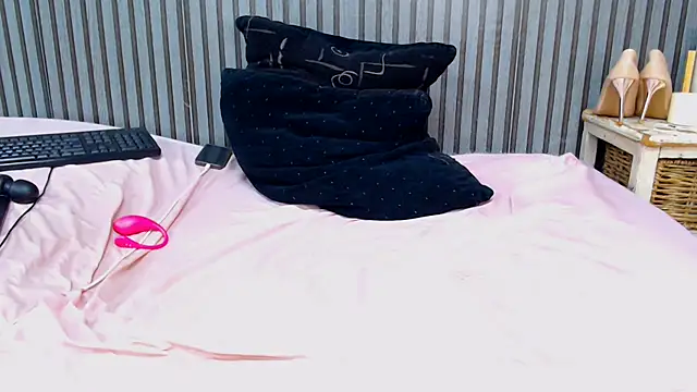 ROYALASS25 webcam