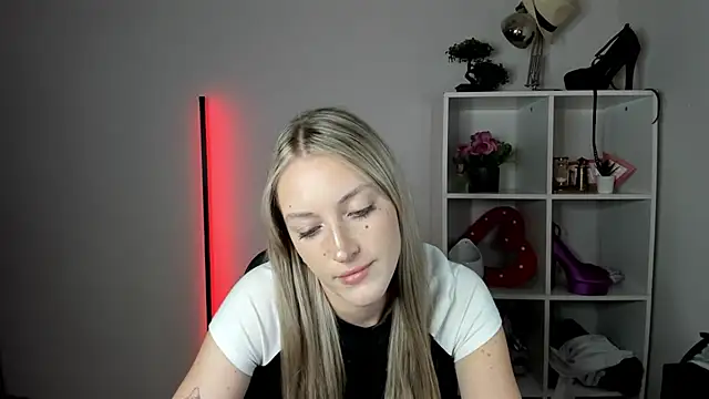 EvelynBlond webcam