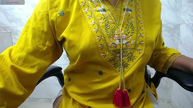 yaazhinii webcam