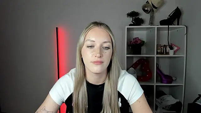 EvelynBlond webcam
