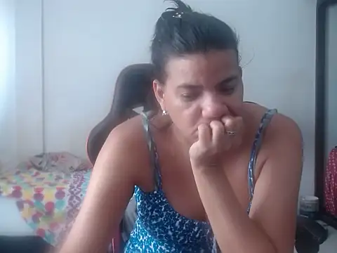 Adriana_0312 live cam on StripChat