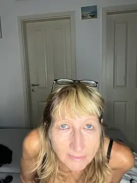 MatureKim live cam on StripChat
