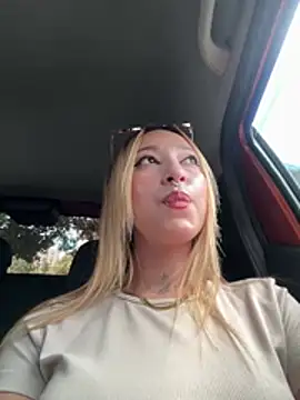 MollyCruz live cam on StripChat