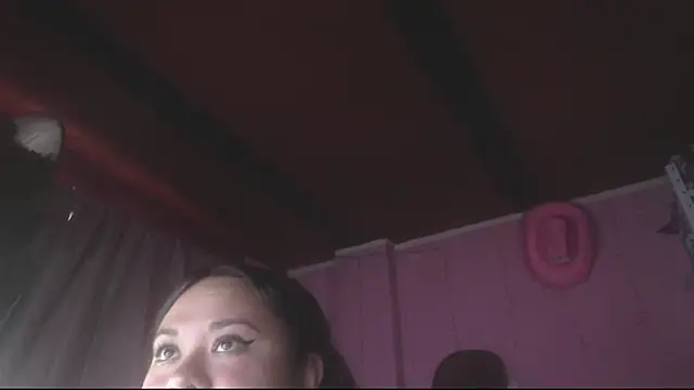 NikkiRous_ webcam