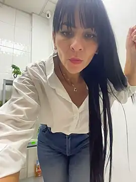 LuxeBrunetteXXX webcam