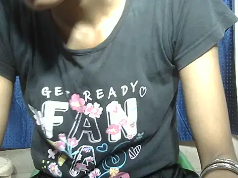 Thirsty_Moni webcam