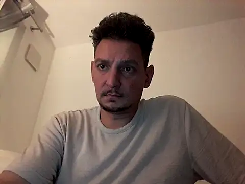 ARTANIS20 live cam on StripChat