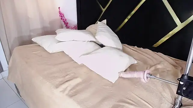 zaraa_Black43 webcam