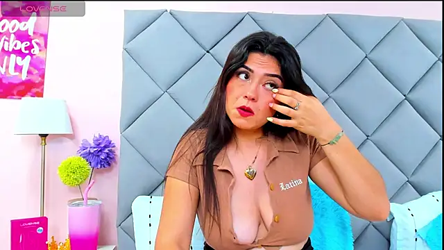 NahomyAdams webcam