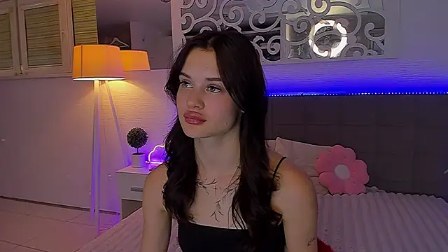 LuisaClover live cam on StripChat