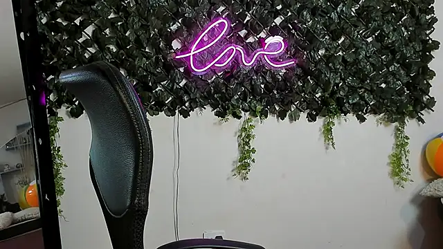 DestinyHills live cam on StripChat
