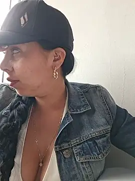 Luianna live cam on StripChat