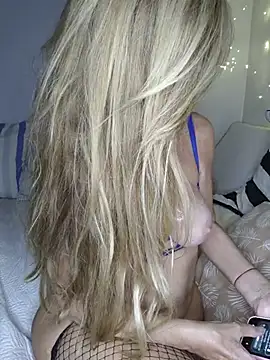 Marianne10 live cam on StripChat
