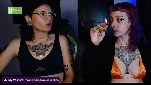 lovelockedlips live cam on StripChat