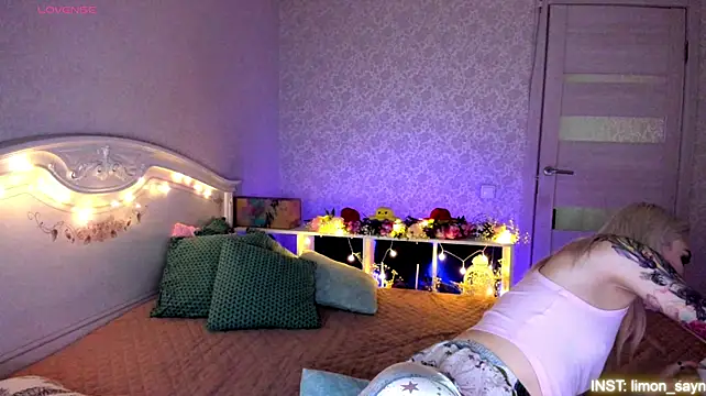 LillyMoure_ webcam