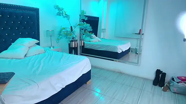 Juliieta_gray webcam