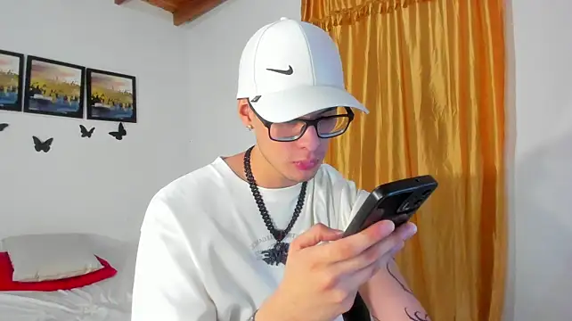 Vlad__night live cam on StripChat