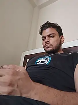 Realcumshow webcam
